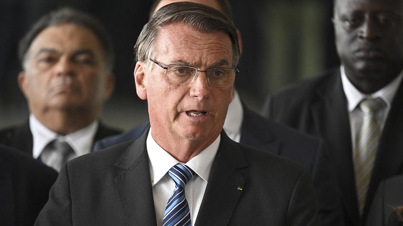 Sus seguidores piden golpe militar, pero Bolsonaro pidió aflojar: "No son manifestaciones legítimas"