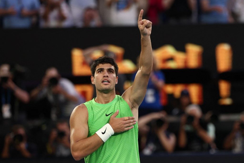 En una épica semifinal del Australian Open, Alcaraz sobrevivió a los calambres con jugo de pepinillos