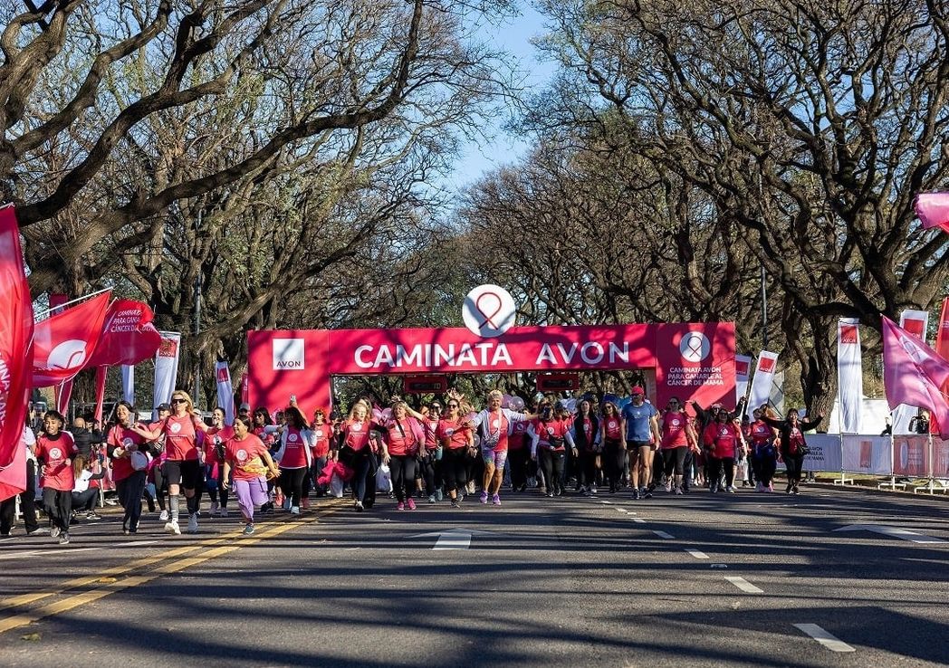Más de 12 mil personas participaron de la "Caminata Avon" contra el cáncer de mama