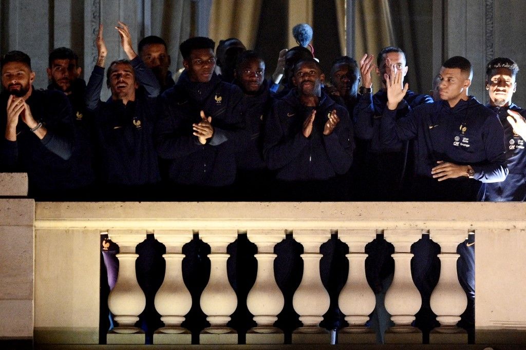 "Les Miserables": así fue recibida la selección de Francia en su regreso a París