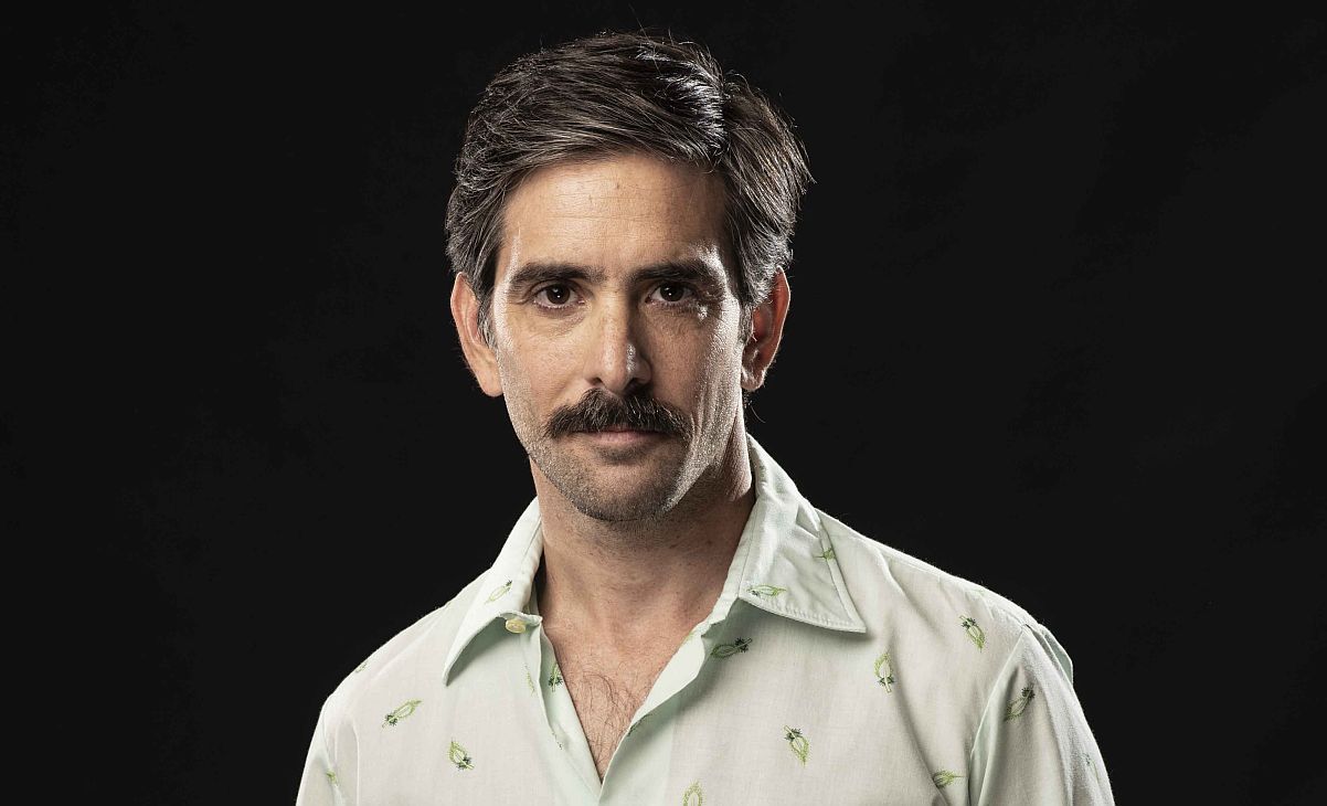 Manuel Novoa en el centro de historias que revisan el núcleo familiar