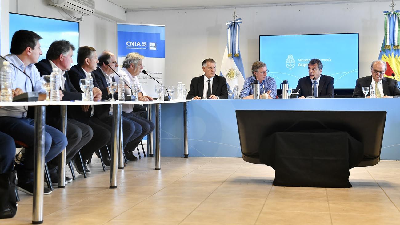Massa prometió "medidas" por la sequía y la Sociedad Rural le pidió bajar retenciones