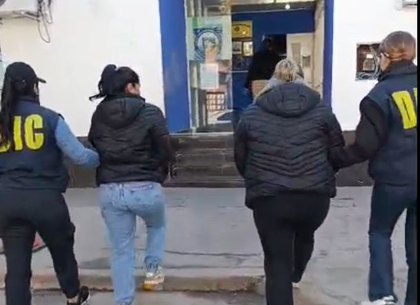 Detuvieron a dos “viudas negras” acusadas de extorsionar a un hombre con un video íntimo