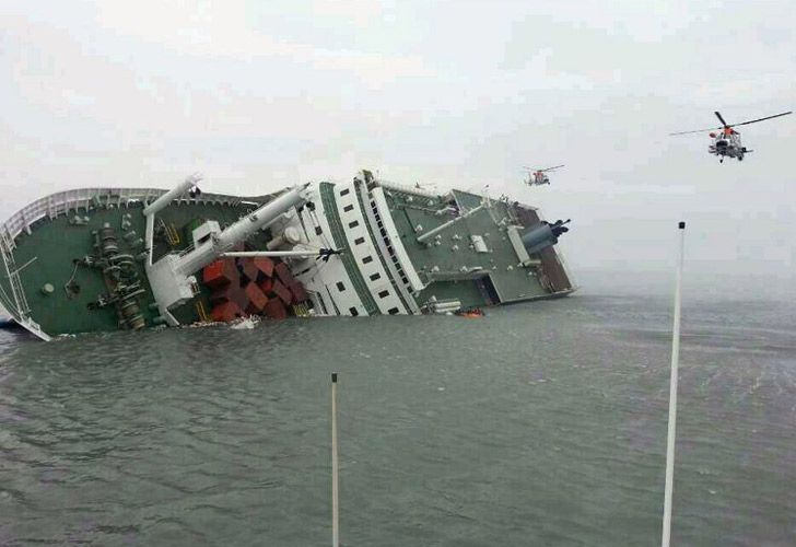 Se hundió barco en Corea del Sur: 2 muertos y más de 300 desaparecidos