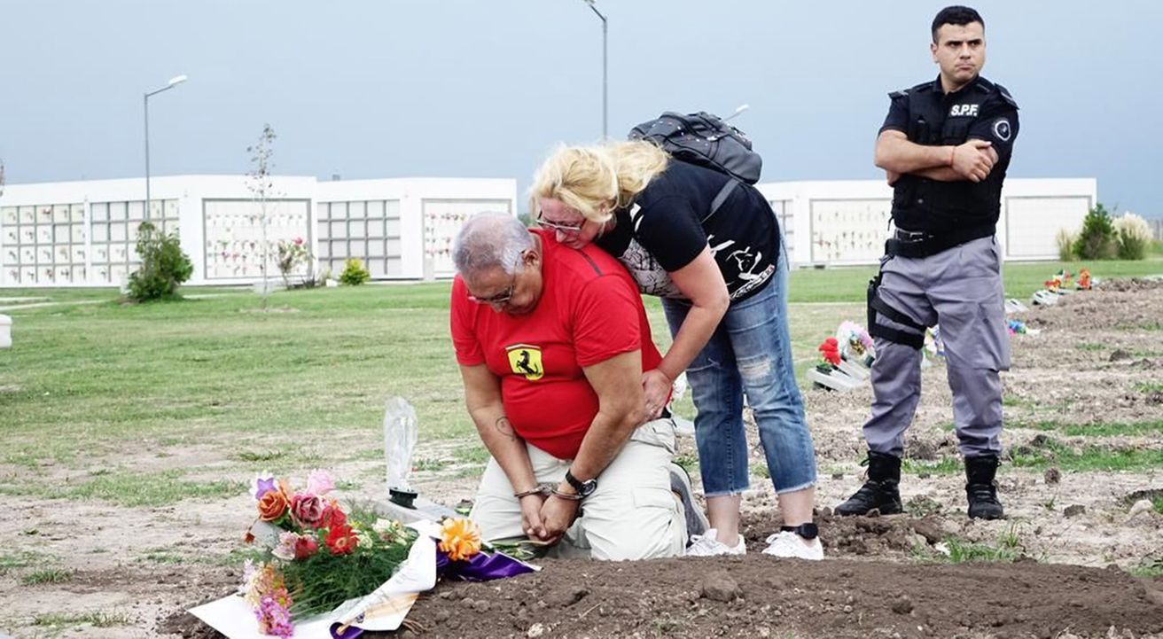 El “Pata” Medina visitó el cementerio y la Uocra lo recibió como a un héroe