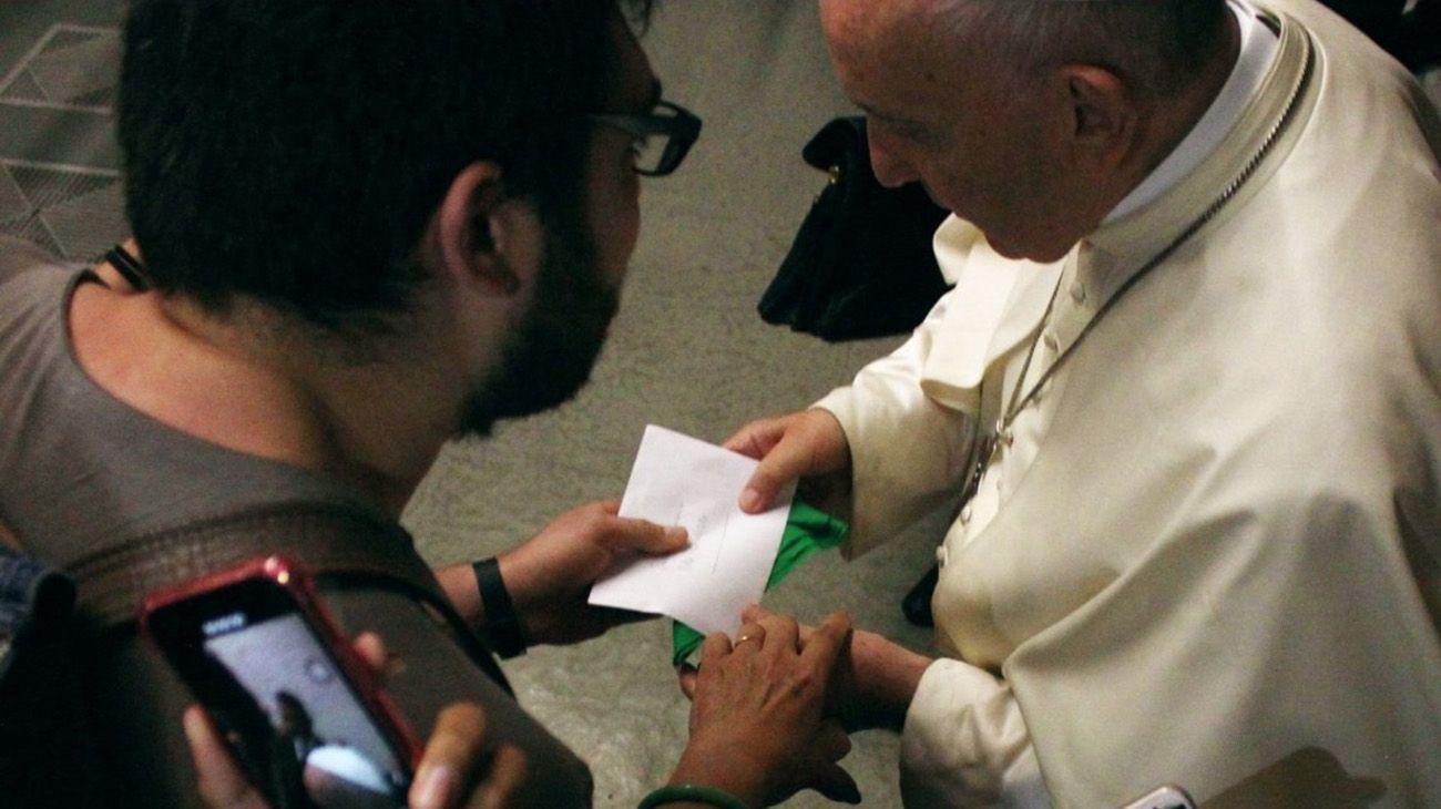 La historia del argentino que le entregó un pañuelo verde a Francisco