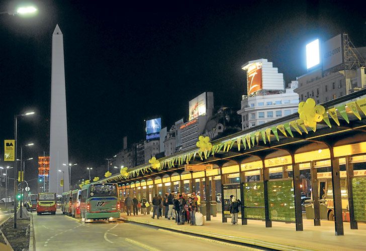 Las calles del centro porteño, ahora desiertas y sin transporte público