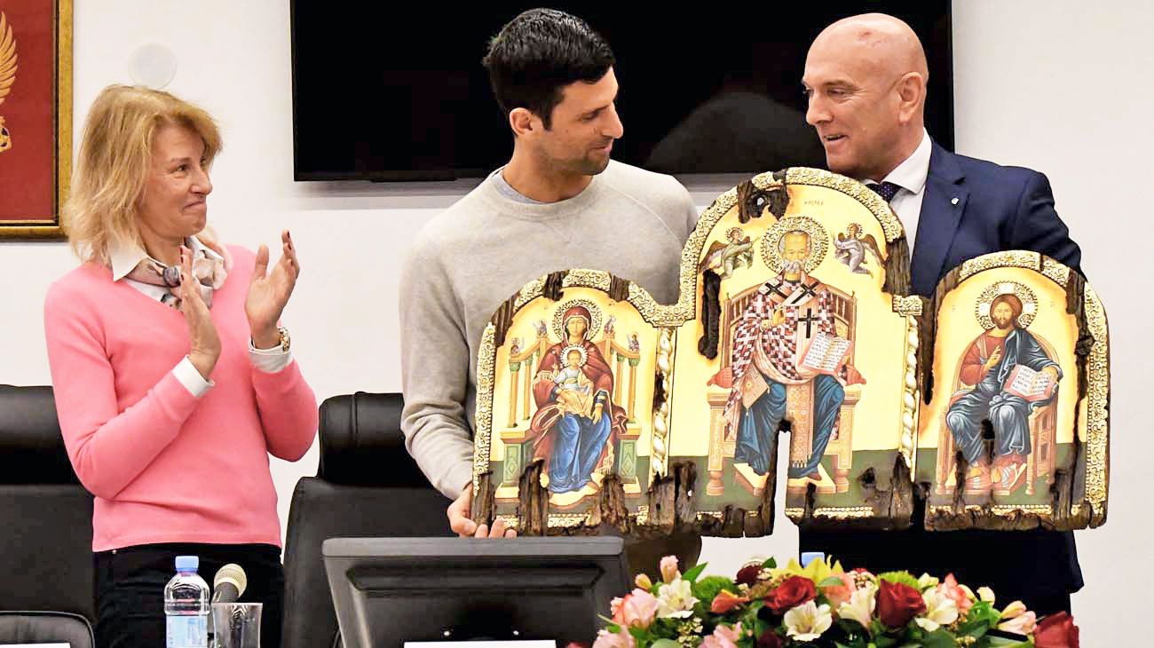 Djokovic continúa en Montenegro y allí es ciudadano de honor