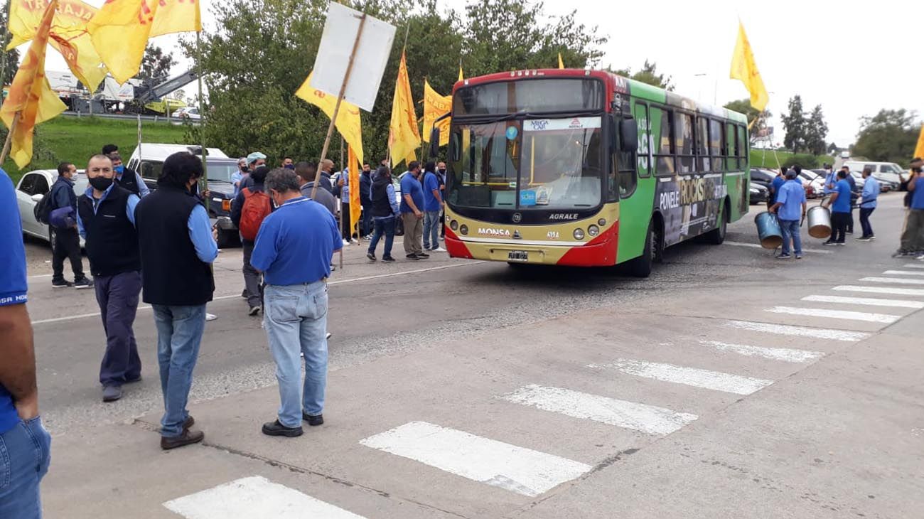 Choferes de la Línea 60 realizan una protesta en la Panamericana
