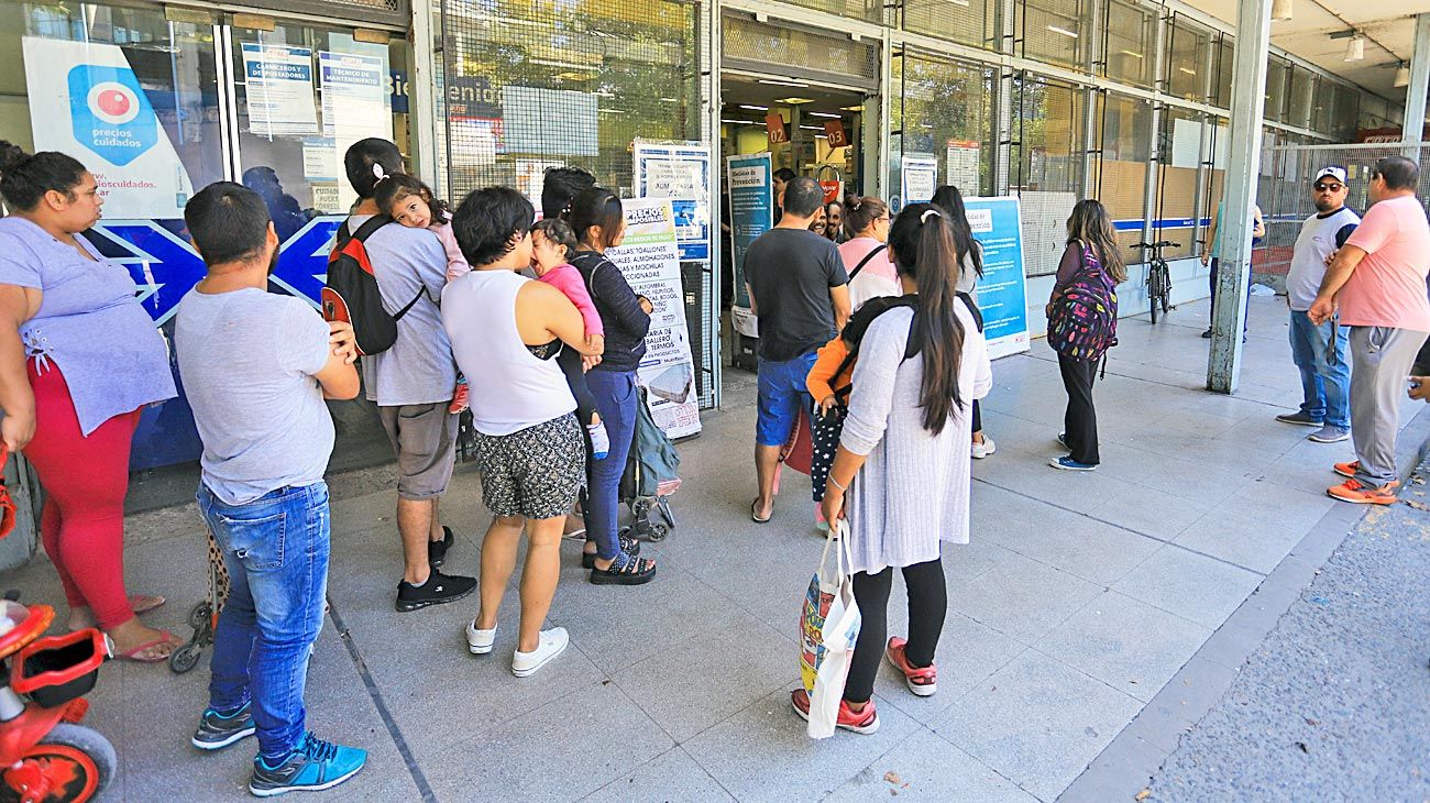 Rigen los precios máximos para alimentos e higiene y los súper abren de 7 a 20