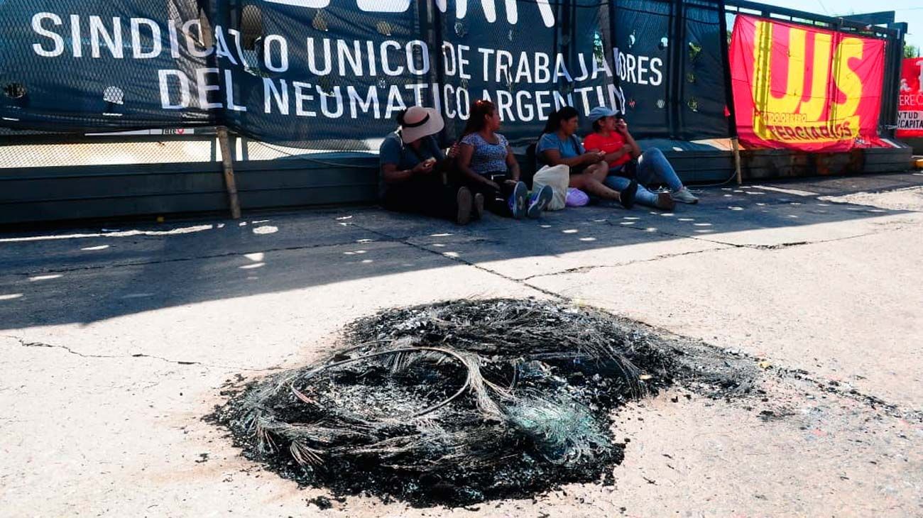 Operarios de Fate que volvieron de vacaciones intentaron entrar a trabajar: "La puerta estaba con un candado"