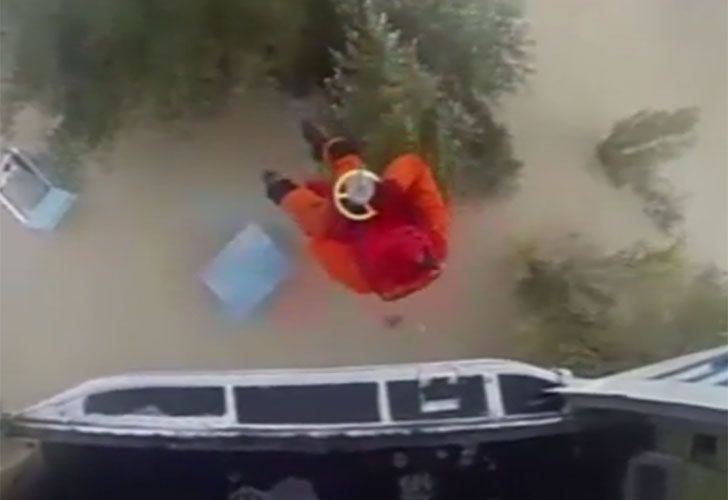 Video: Rescatan a un vecino que estuvo siete días en el techo de un auto