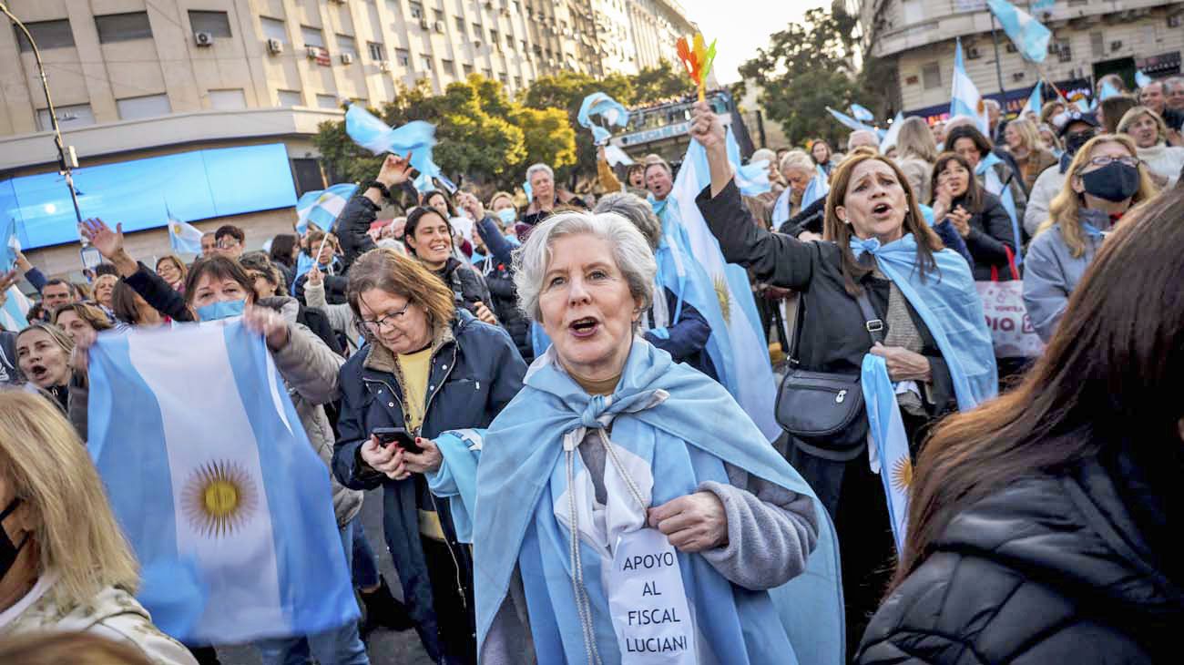La oposición organizó un banderazo con consignas contra la corrupción