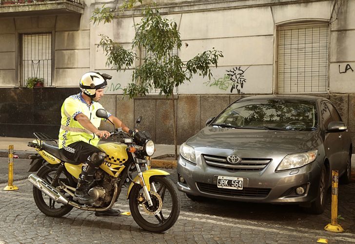 Con cascos ‘inteligentes’ buscan que los agentes labren más multas