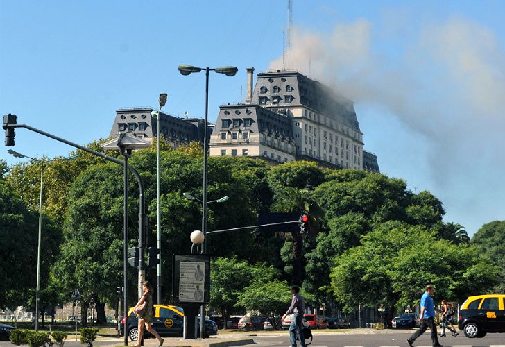 El incendio en el Edificio Libertador está controlado