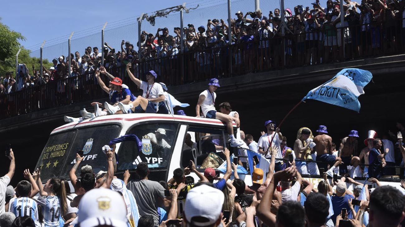 Lo que sea por la Selección: dos hinchas se tiraron de un puente para llegar al micro