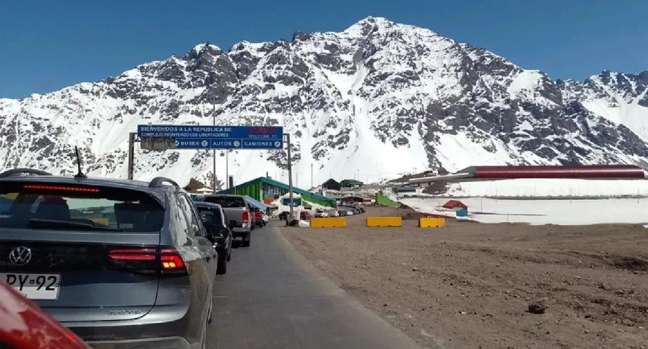 Mucha nieve y cierres: cómo están el paso Cristo Redentor y los otros cruces a Chile