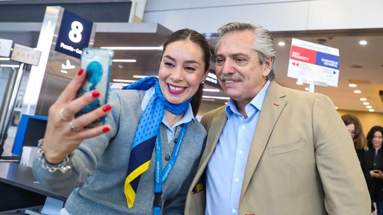 Distendido y entre selfies, Alberto llegó a Santa Fe para el duelo con Macri