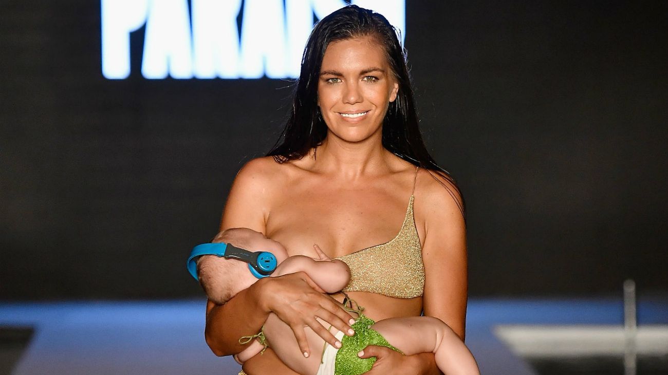 "Ridículo" y "grotesco": todos contra la modelo que amamanta a su bebé en la pasarela