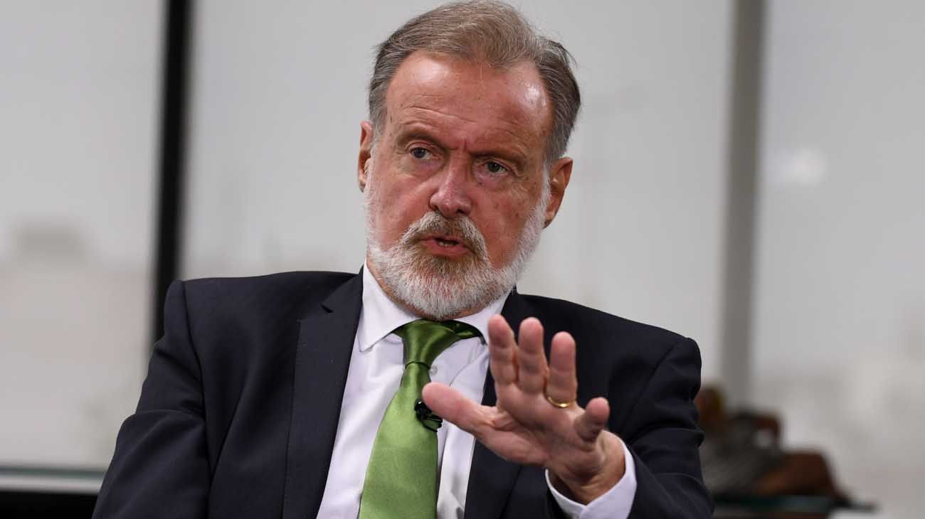 Molestos, desde el gobierno se despegaron de los comentarios de Bielsa sobre Kast: "Son a título personal"
