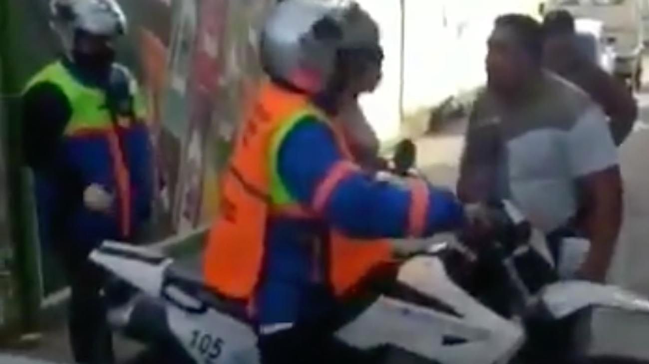 Video: le pegó una piña al inspector de tránsito que le secuestró el auto a su hijo