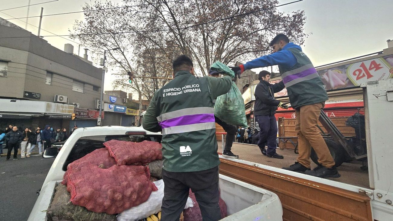 Desalojan a manteros en el barrio de Liniers
