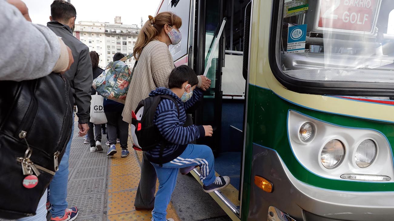 Crece el malestar de los pasajeros a viajar en el transporte público colapsados
