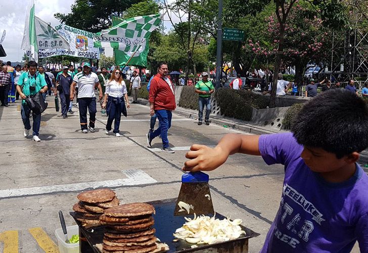 Marcha 21F: hamburguesas y chori, el catering de Camioneros