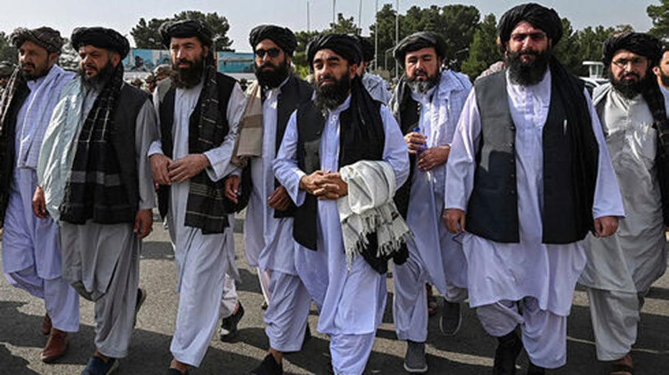 Los talibanes prohíben que los peluqueros corten la barba