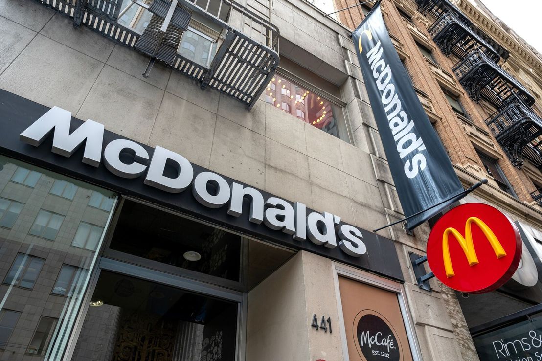 Un brote de E. coli en hamburguesas de McDonald's dejó casi 50 enfermos y un muerto