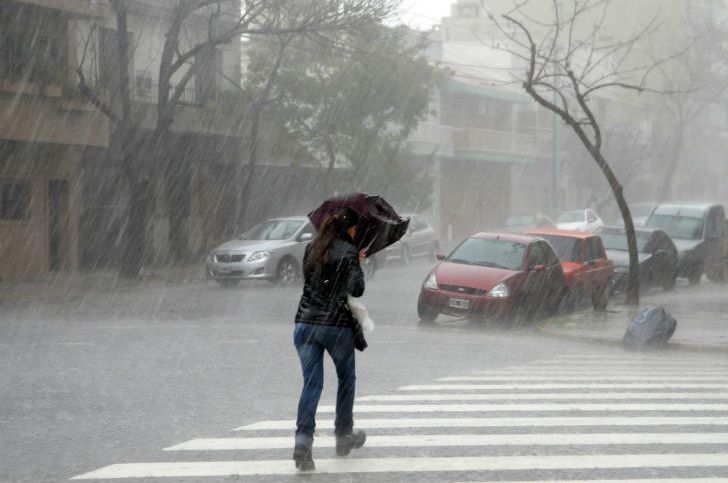 La tormenta provocó inundaciones en barrios de la Capital