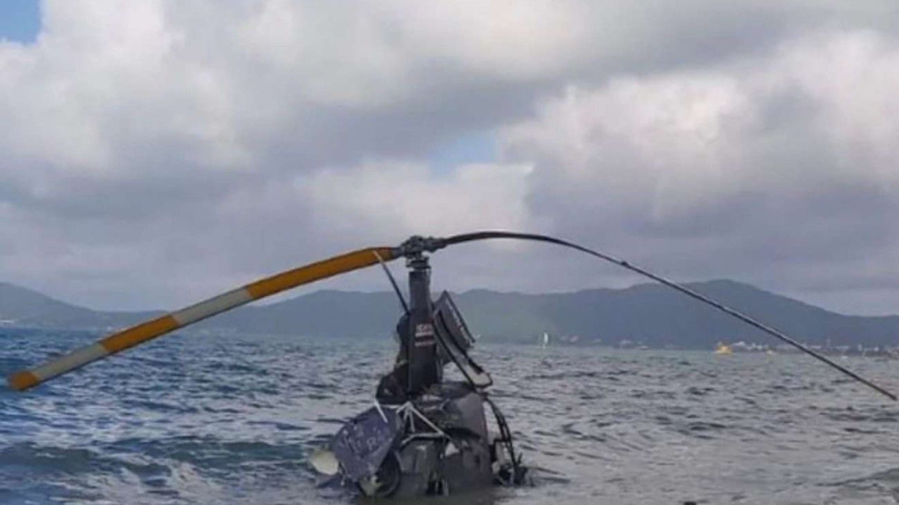 En video: cayó un helicóptero en las playas de Florianópolis y dejó tres heridos
