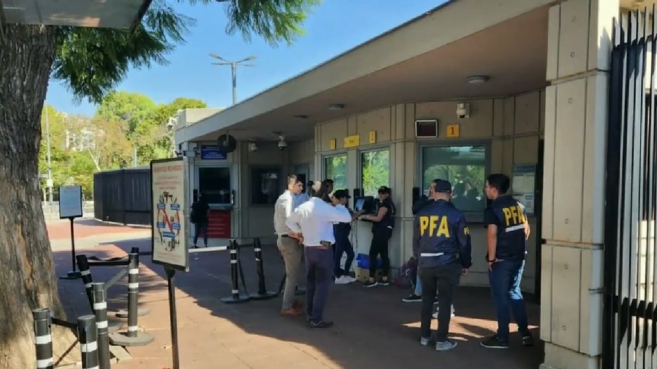 Alarma en la Embajada de EE.UU: investigan a dos ciudadanos sirios que portaban documentación falsa
