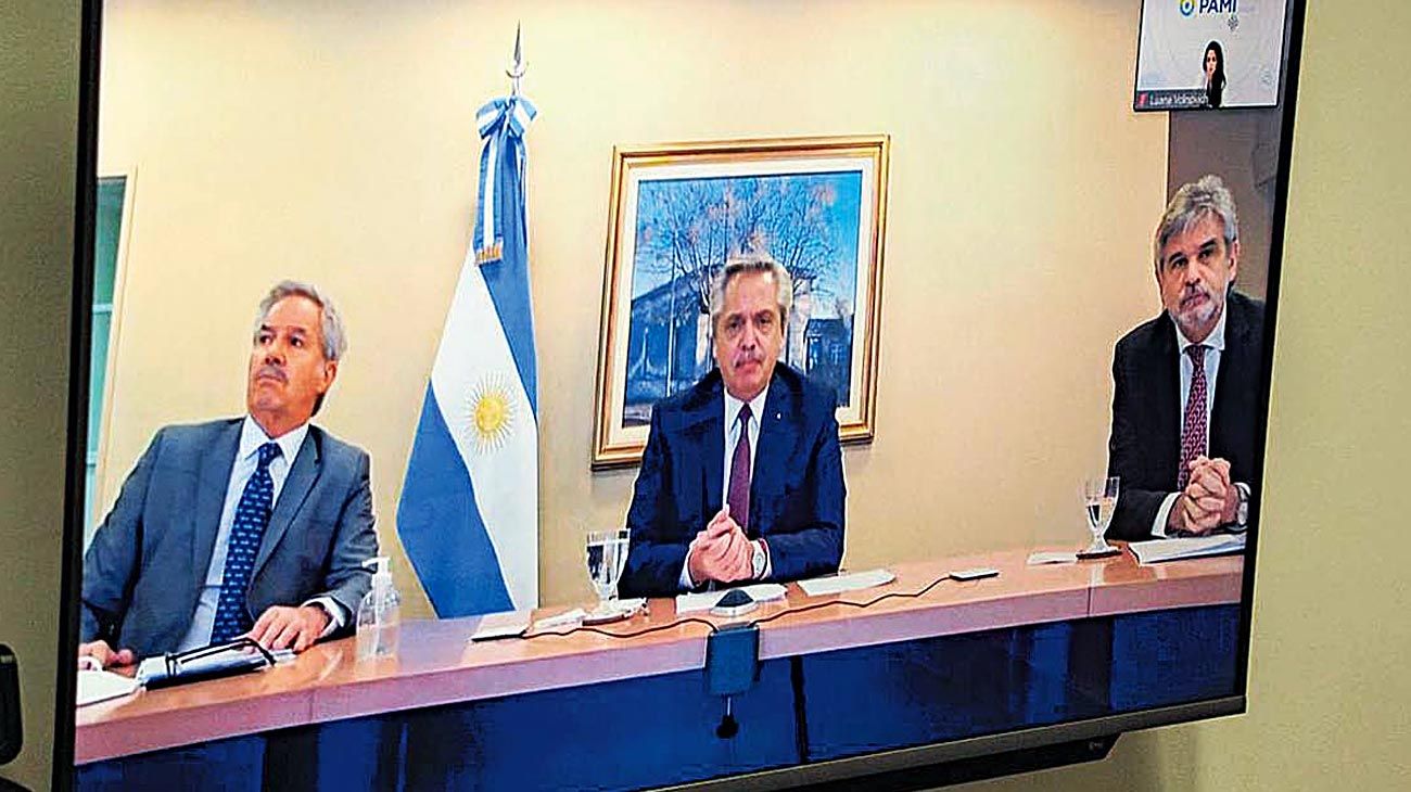 Con covid positivo, Alberto F negocia más restricciones