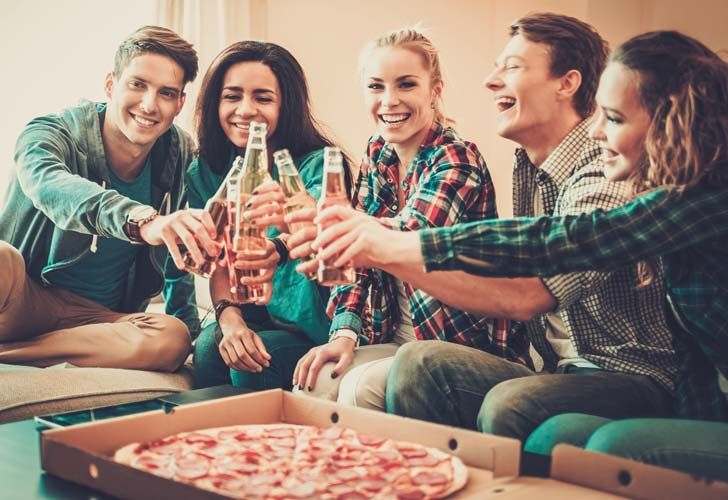 Día del amigo: habrá menos salidas y más festejos en casa