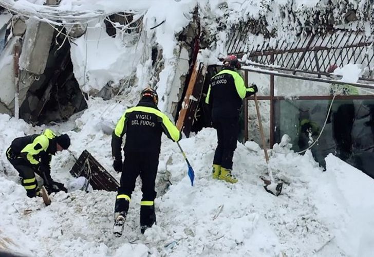 Milagro: rescatan ocho personas del hotel sepultado por el alud
