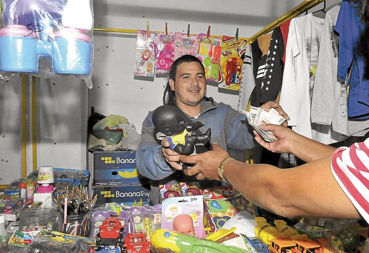 El líder de los manteros de Once es un ‘vendedor con monotributo’