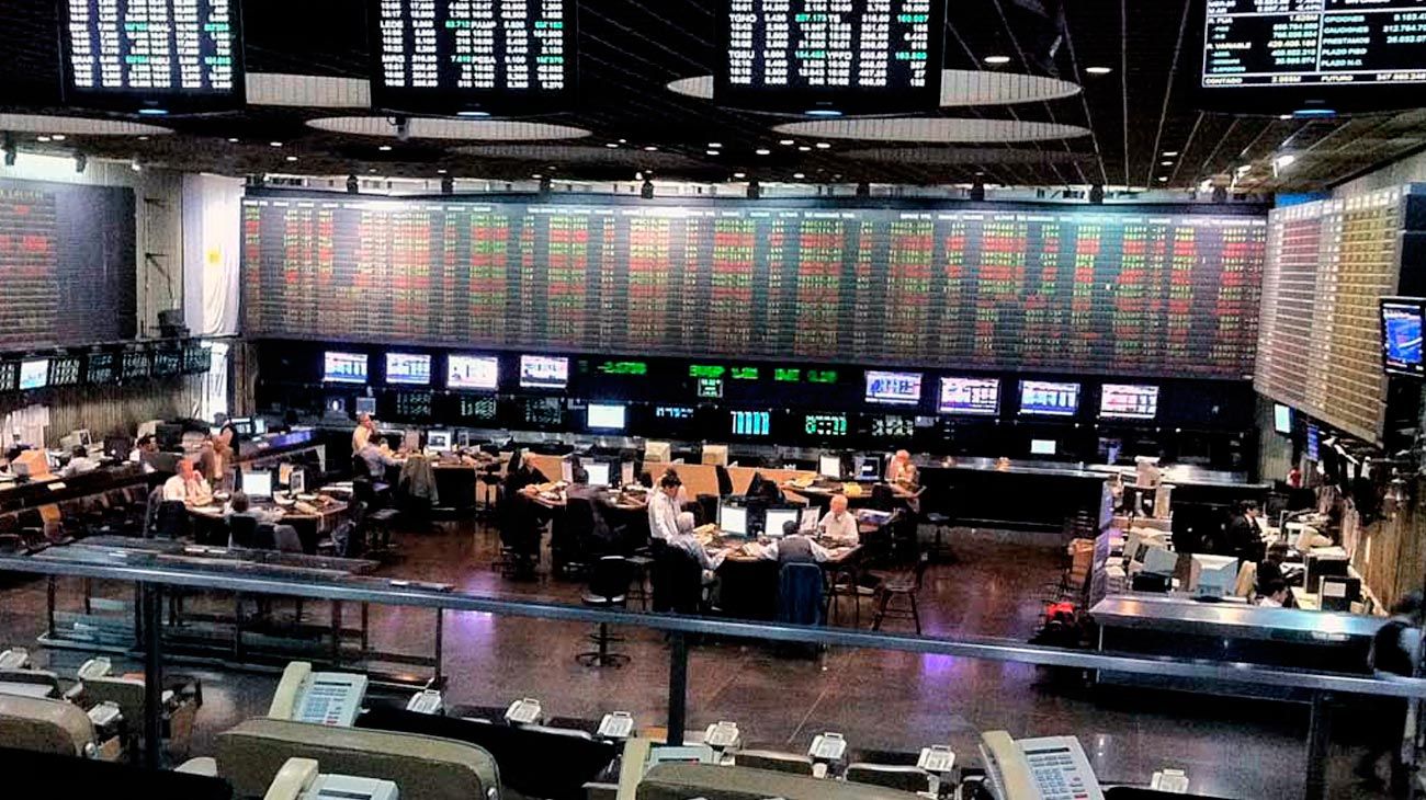 Los analistas prevén más presión del dólar hacia finales del año