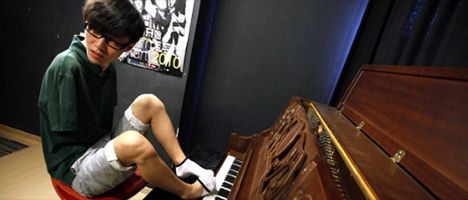 Pianista chino sin brazos ganó un concurso de TV