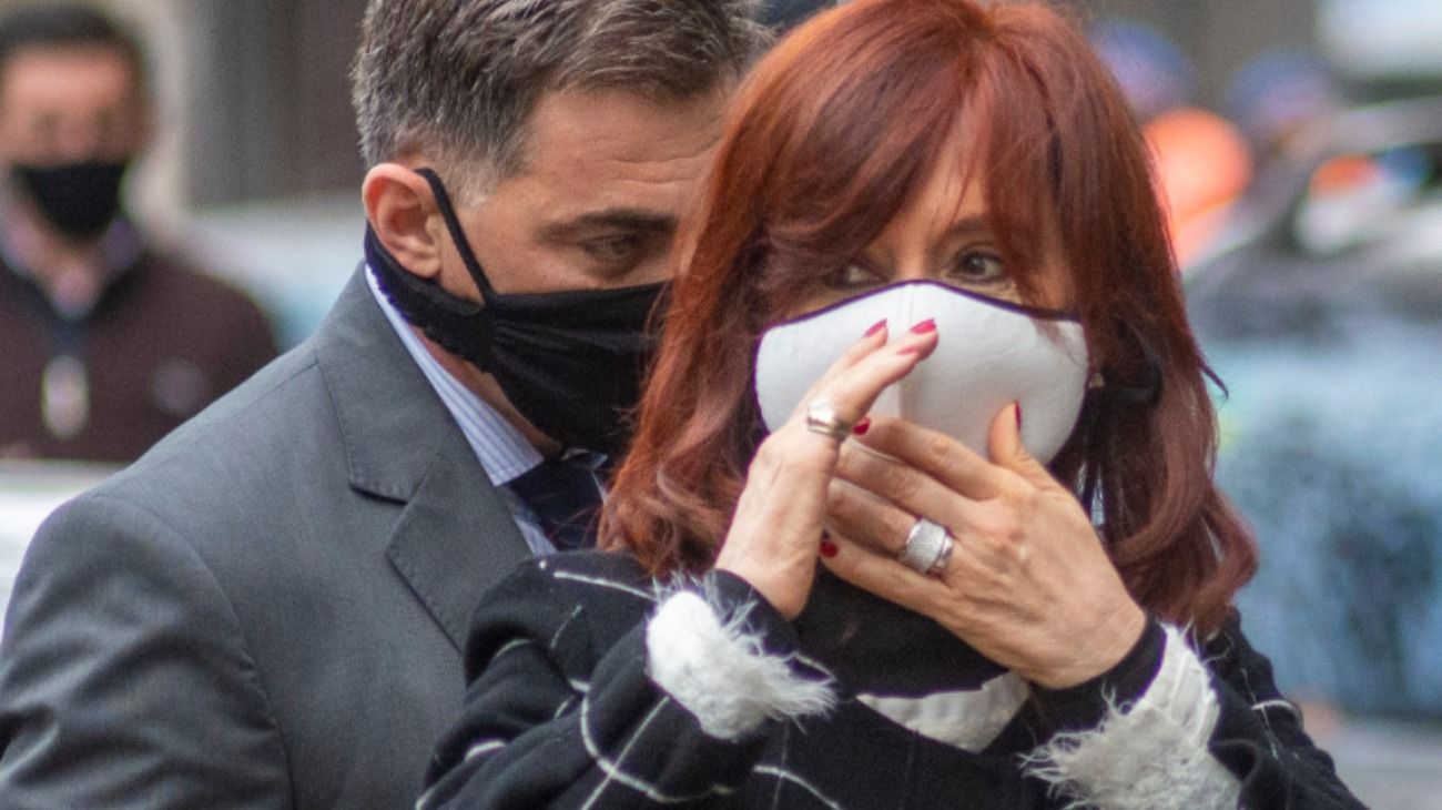 Cristina Kirchner "esquivó" a Daniel Santoro pero al final le aceptó un regalo