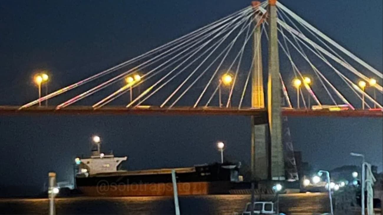 Un enorme barco de bandera de Liberia chocó contra el puente Zárate-Brazo Largo
