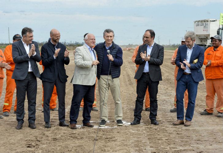 Con críticas al kirchnerismo, Macri inauguró obras en dos provincias opositoras