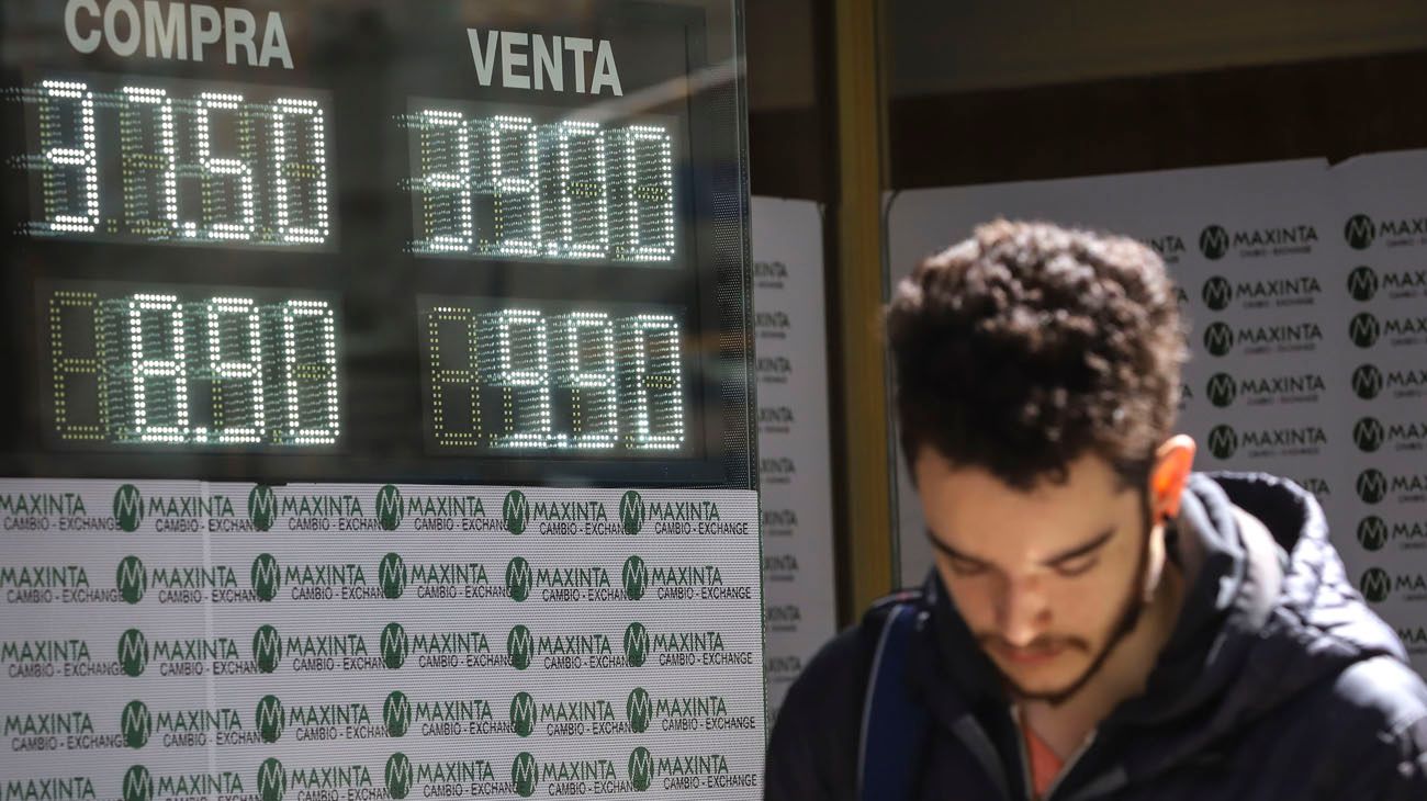 El dólar cayó por tercer día consecutivo y cerró por debajo de los $39