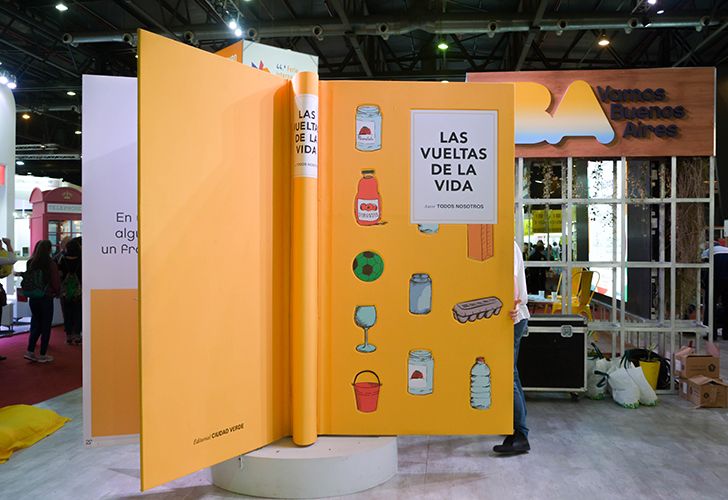 Un gigante libro sustentable concientizó a los visitantes de la Feria del Libro
