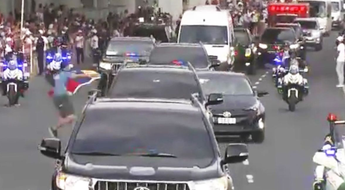El auto del Papa casi atropella a un joven que se cruzó con una bandera de Venezuela