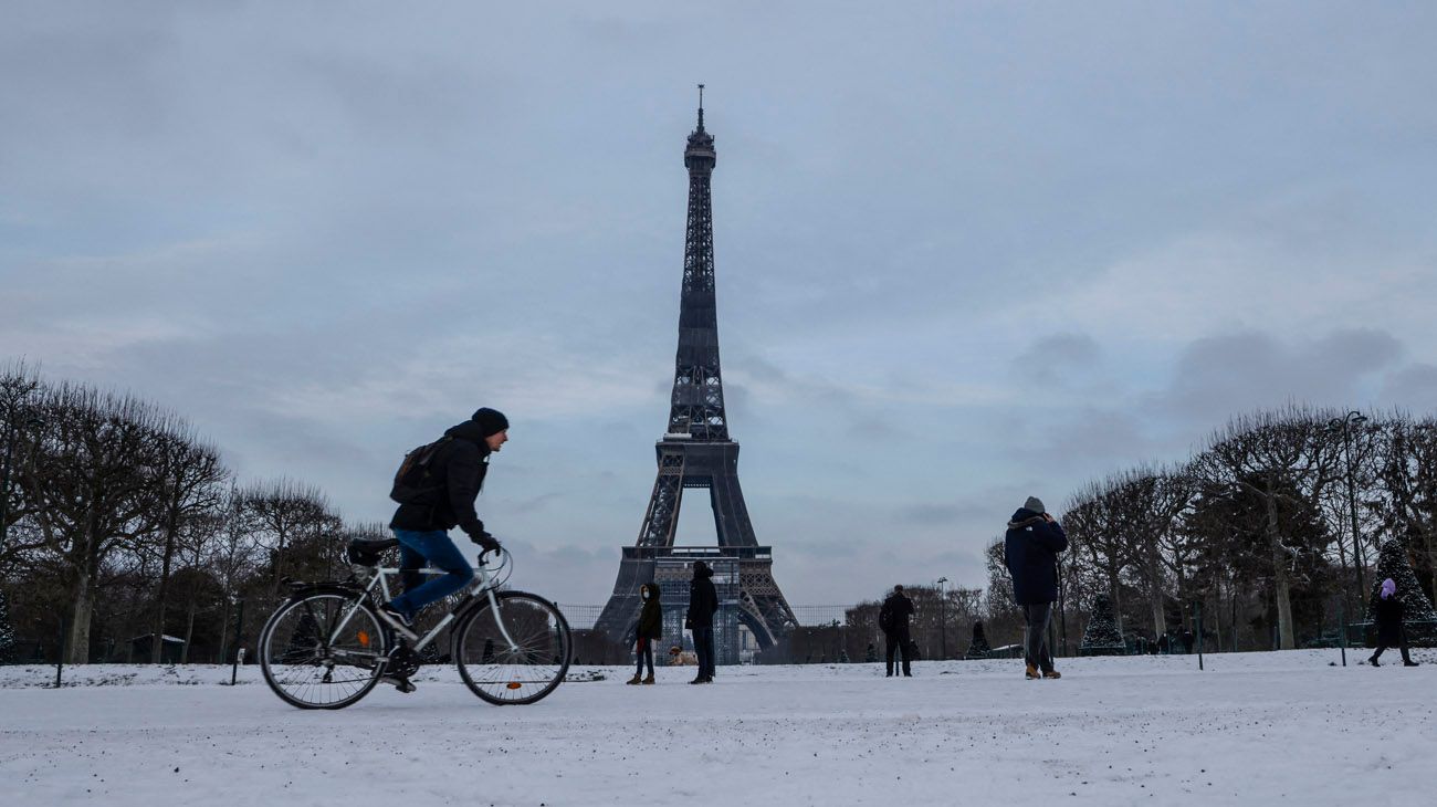Fotos | Nevada en París: la ola de frío europea congeló la Torre Eiffel