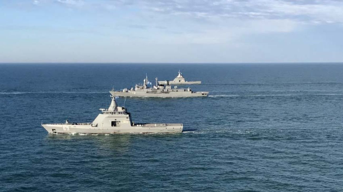 La flota de la Armada Argentina realizó un adiestramiento en el mar con ejercicios de tiro y cubiertas cruzadas
