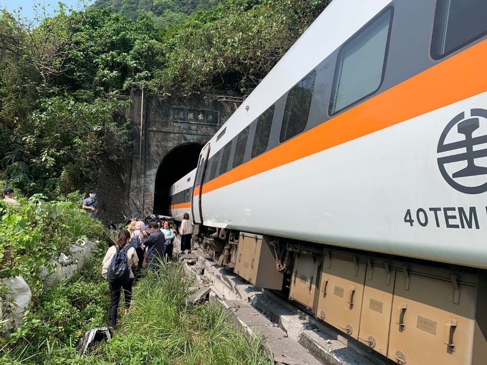Impactante descarrilamiento de tren dejó decenas de muertos en Taiwán