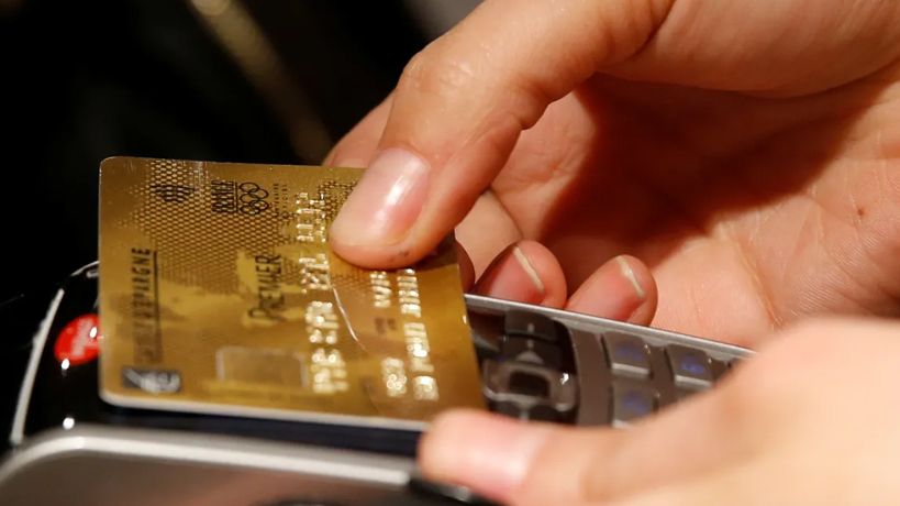 Implementan cambios en los pagos con tarjetas: los comercios ya no podrán manipular los plásticos