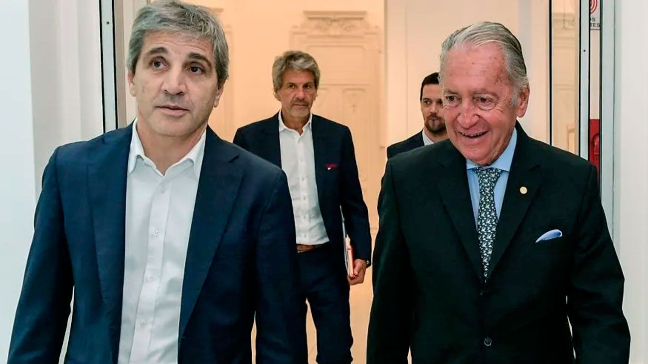 Caputo le ofreció a los bancos el mayor canje de deuda de la historia argentina